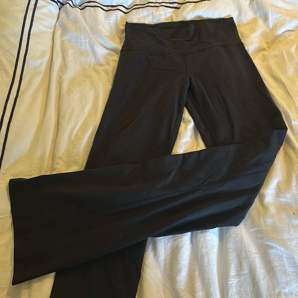 Black lululemon yoga pants